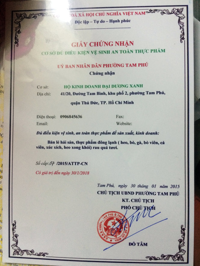 Giấy chứng nhận ATVSTP do ông Đỗ Tâm – phó chủ tịch UBND phường Tam Phú (Q.Thủ Đức) cấp sai thẩm quyền - Ảnh: HOÀNG LỘC