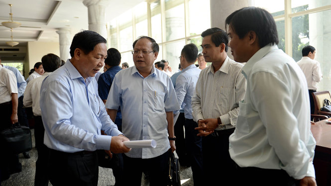Phó bí thư Thành ủy Tất Thành Cang (thứ hai trái sang) trao đổi bên lề với các đại biểu - Ảnh: TỰ TRUNG