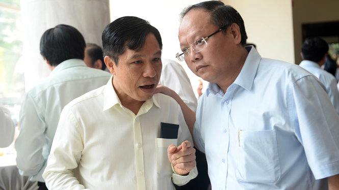 phó bí thư Thành ủy Tất Thành Cang và đại biểu Lê Nguyễn Minh Quang trao đổi bên lề tại hội nghị - Ảnh: TỰ TRUNG