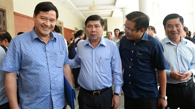 Chủ tich UBND.TP.HCM Nguyễn Thành Phong (thứ hai trái sang) trao đổi bên lề với các đại biểu - Ảnh: TỰ TRUNG