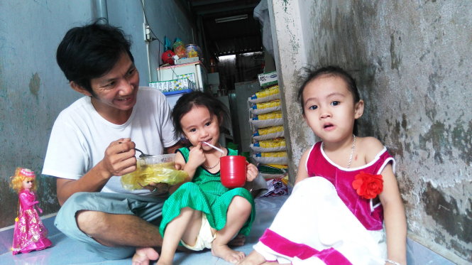 Hằng ngày ba cha con anh Quang sống tạm bợ trong một con hẻm giữa hai căn nhà cạnh chợ Tam Kỳ -  Ảnh: LÊ TRUNG