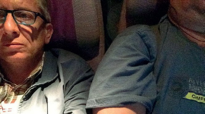 Ông Giorgio Destro đăng tấm hình mình bị hành khách béo phì lấn chỗ khi ngồi máy bay Emirates - Ảnh: TWITTER