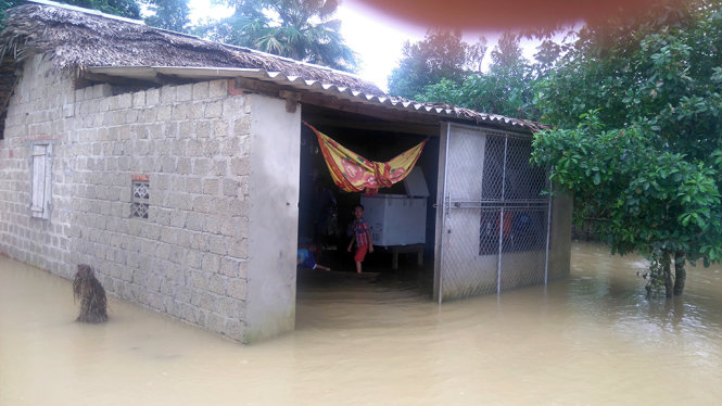 Một số nhà dân ở xã Phương Mỹ bị ngập nước nặng - Ảnh: VĂN ĐỊNH