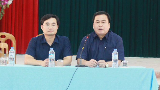 Giám đốc Sở TT-TT tỉnh Quảng Ninh Vũ Công Lực (phải) thông báo hủy họp báo chiều 24-9 - Ảnh: TIẾN THẮNG