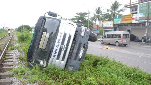 Hiện trường vụ tai nạn giao thông khiến một người đàn ông bị tông chết khi băng qua đường - Ảnh: ĐỨC THÙY