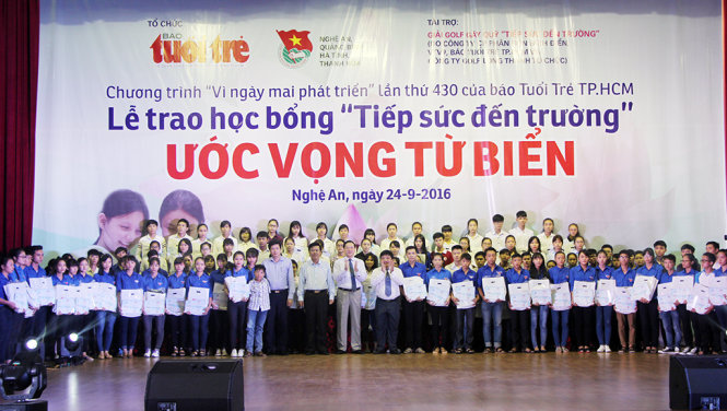 116 suất học bổng được trao cho tân sinh viên 4 tỉnh Bắc Trung bộ sáng 24-9 - Ảnh: DOÃN HÒA