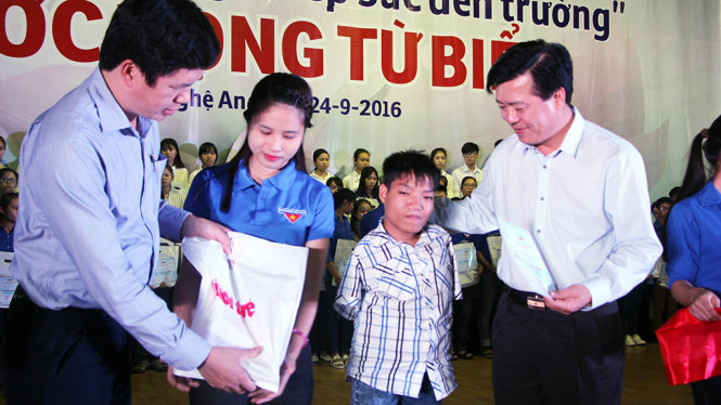 Anh Nguyễn Đình Hùng, Bí thư tỉnh đoàn Nghệ An trao học bổng cho các tân sinh viên - Ảnh: DOÃN HÒA
