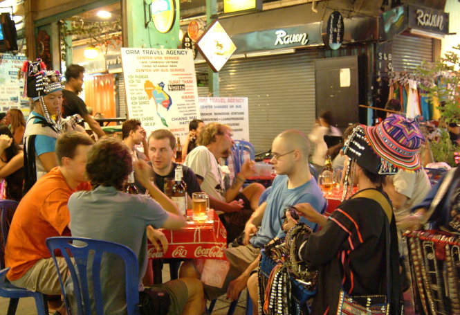 Du khách vui chơi tại phố đi bộ Khao Sarn, Bangkok   - Ảnh: T.T.D.