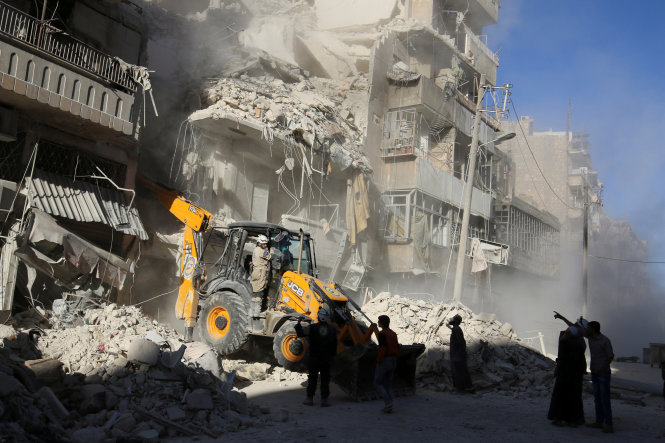 Nhà cửa bị tàn phá ở một khu vực lân cận Aleppo sau đợt không kích ngày 24-9 - Ảnh: Reuters