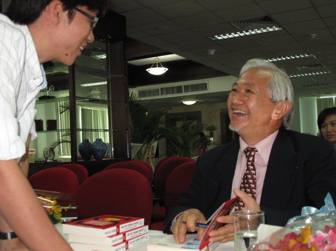 Giáo sư Phan Văn Trường (phải) giao lưu với các bạn trẻ ở TP.HCM
-  Ảnh: CÔNG NHẬT