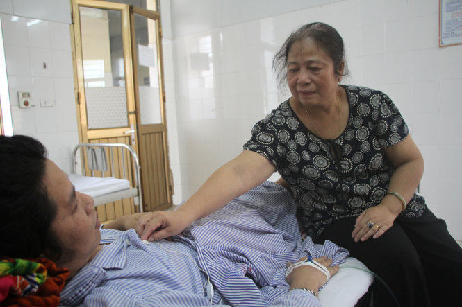 U Hiển thăm Lê Văn Minh khi anh điều trị tại Bệnh viện Đa khoa tỉnh Quảng Ninh - Ảnh: Đức Hiếu