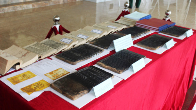 Một số mộc bản của Trường học Phúc Giang được trưng bày tại buổi lễ đón nhận bằng - Ảnh: THẮNG DINH