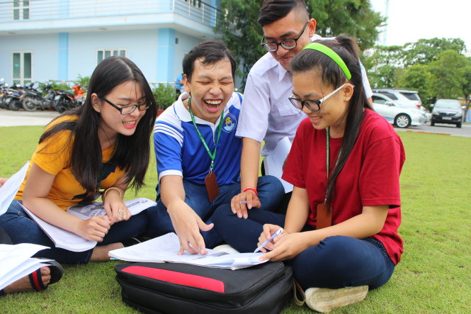 Phan Tích Thiện (thứ hai từ trái sang) với nụ cười lạc quan bên bạn bè của mình ở Đại học Văn hiến - Ảnh: P.N.