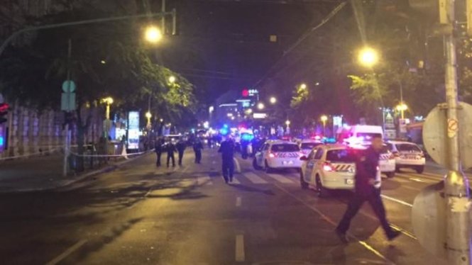 Rất đông cảnh sát phong tỏa khu vực Oktogon của Budapest sau vụ nổ - Ảnh: SBS