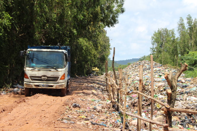 Mỗi ngày, hàng chục xe chở rác từ các nơi đến tập kết rác tại bãi rác An Thới, dù nhiều người dân cho biết bãi rác này đã quá tải - Ảnh: DUY KHÁNH