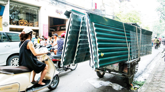 Một chiếc xe chở tôn cồng kềnh trên đường Đê La Thành            
- Ảnh: NAM TRẦN