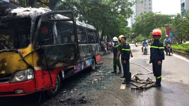 Chiếc xe buýt bị cháy trơ khunh tại hiện trường - Ảnh: V. QUANG