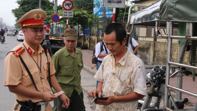 Các trường hợp lái xe ba gác nhưng không phải thương bệnh binh sẽ bị xử lý theo quy định của pháp luật - Ảnh: HOÀI NAM