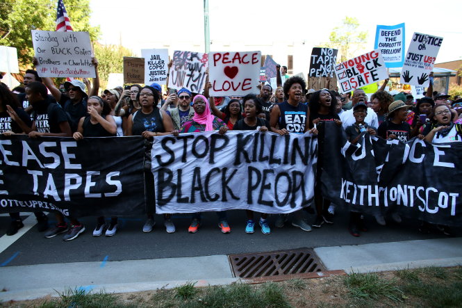 Người da màu xuống đường biểu tình ngày thứ ba liên tiếp tại Charlotte hôm 24-9 - Ảnh: Reuters