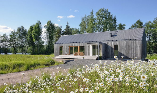 Ngôi nhà gỗ hòa mình giữa cảnh sắc thiên nhiên lãng mạn, yên bình của vùng Tenala, cách thủ đô Helsiki 96 km về phía Tây.