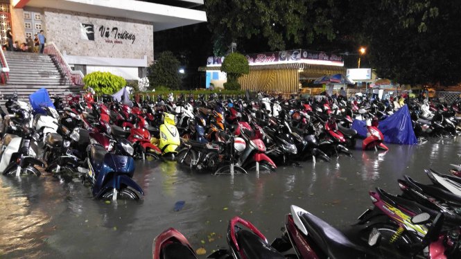 Bãi giữ xe ở Rạp hát Hòa Bình trên đường 3-2 (TP.HCM) ngập nặng sau cơn mưa 26-9 - Ảnh: Facebook/Vo Minh Tuan