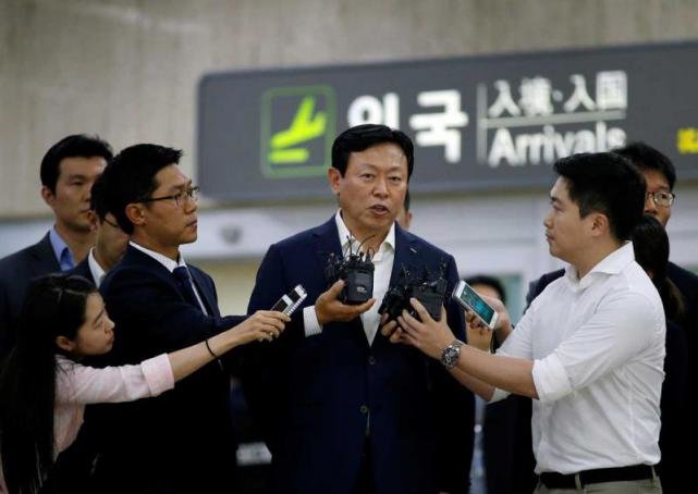 Chủ tịch tập đoàn Lotte Shin Dong-bin phát biểu trước truyền thông khi tới sân bay Gimpo tại Seoul, Hàn Quốc ngày 3-7-2016 - Ảnh: Reuters