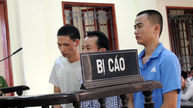 Ba cị báo Hải, Hương và Trọng (từ trái qua) trước vành móng ngựa tại phiên tòa ngày 26-9 - Ảnh: D.HÒA