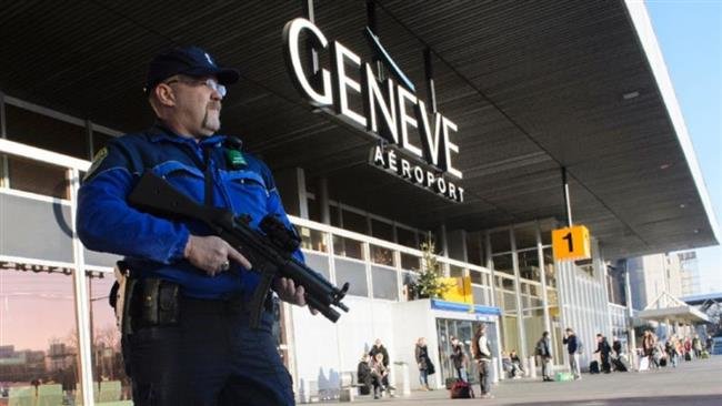 Một cảnh sát đang làm nhiệm vụ tại sân bay Geneva ở Geneva, Thụy Sĩ - Ảnh: AFP