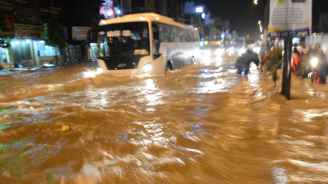 Nước ngập tại quốc lộ 51, đoạn qua phường Long Bình Tân, TP Biên Hòa, Đồng Nai - Ảnh: ĐỨC TRONG