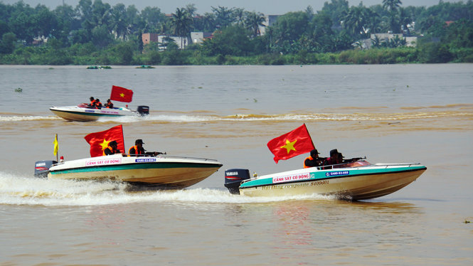 Đội hình xuồng máy tuần tra chiến đấu và tìm kiếm cứu nạn trên sông