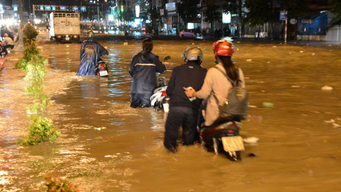 Nước ngập tại quốc lộ 51 đoạn qua phường Long Bình Tân, TP Biên Hòa, Đồng Nai - Ảnh: ĐỨC TRONG