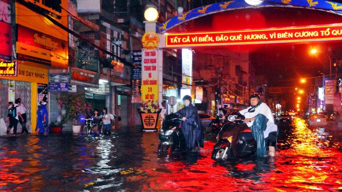 Sau trận mưa lớn, nhiều tuyến đường lớn ở TP.Biên Hòa lại ngập sâu trong nước - Ảnh: A LỘC