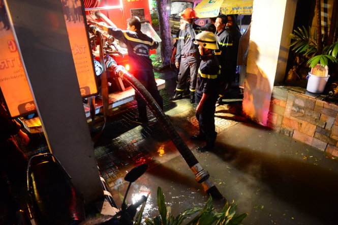 Đội Cảnh sát PCCC Q. Gò Vấp, TP.HCM dùng xe chuyên dụng để giải cứu ngập tại một cửa hàng trên đường Phan Xích Long, Q. Phú Nhuận, TP.HCM tối 26-9 - Ảnh: QUANG ĐỊNH