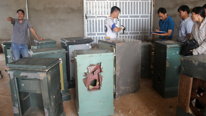 Lực lượng Công an tổ chức khám nghiệm những két sắt bị kẻ trộm cạy phá tại cụm 6 xã khu vực Tân Hà, huyện Lâm Hà - Ảnh: ĐỨC HUY