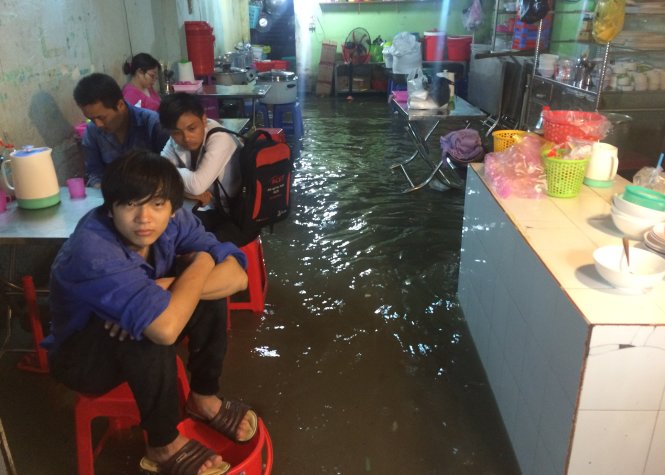 Một quán ăn bị nước ngập tràn vào lênh láng  - Ảnh: Lê Phan