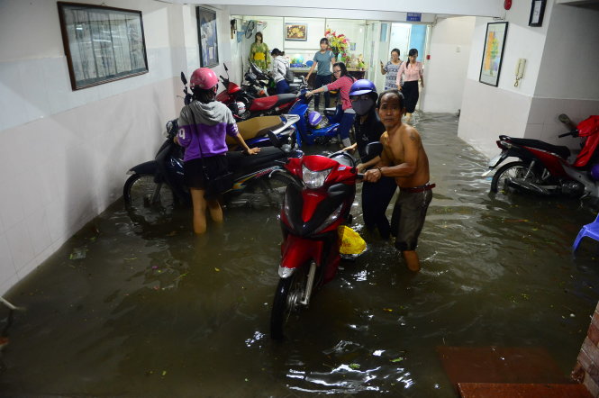 Người dân di dời xe máy trong tầng hầm ngập nặng trên đường Phan Xích Long, Q. Phú Nhuận, TP.HCM tối 26-9 - Ảnh: QUANG ĐỊNH