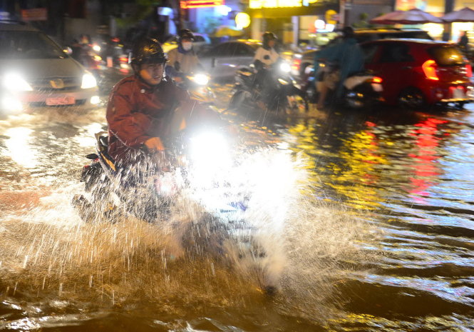 Người dân cắn răng chạy qua đoạn ngập nặng trên đường Phan Xích Long, Q. Phú Nhuận, TP.HCM tối 26-9 - Ảnh: QUANG ĐỊNH