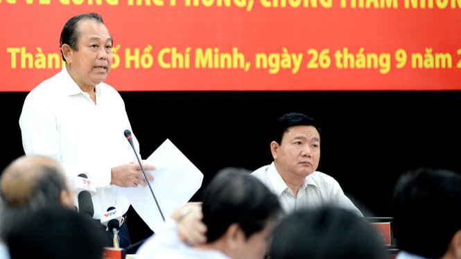 phó Thủ tướng Trương Hoà Bình trao đổi với các đại biểu bên lề tai buổi làm việc về công tác phòng, chống tham nhũng, lãng phí tại buổi làm việc với TP.HCM ngày 26-9-2016 - Ảnh: Tự Trung