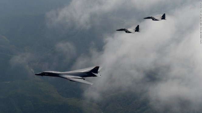Máy bay ném bom B-1 của Mỹ sát cánh cùng các chiến đấu cơ F-15K Slam Eagles Hàn Quốc hôm 21-9 - Ảnh: South Korea Air Force