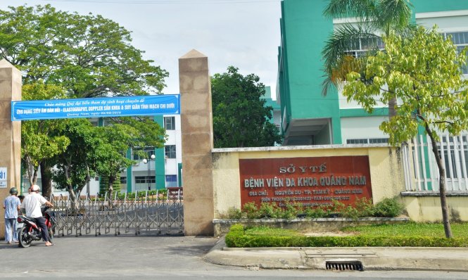 Nam sinh viên đang được cấp cứu tại bệnh viện đa khoa Quảng Nam
