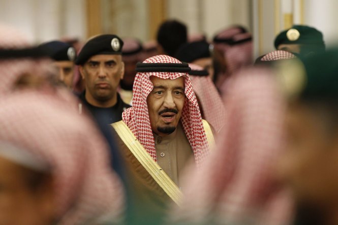 Nhà vua Ả rập Salman tham dự một buổi lễ tại cung điện hoàng gia ở Riyadh - Ảnh: AP