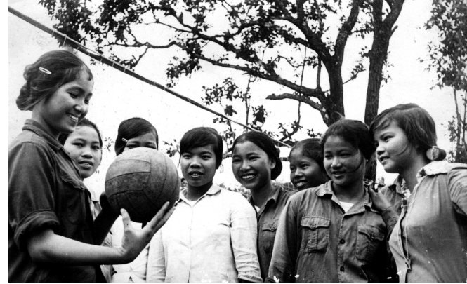 Đội bóng chuyền nữ thanh niên xung phong xây dựng vùng kinh tế mới Hà Nội tại Lâm Đồng - Ảnh tư liệu của Trần Ngọc Trác
