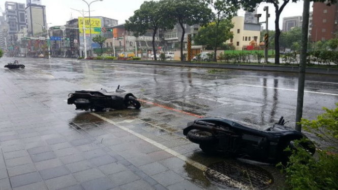 Xe máy ngã đổ ngổn ngang trên đường phố Đài Loan do ảnh hưởng của bão Megi - Ảnh: channelnewsasia.com