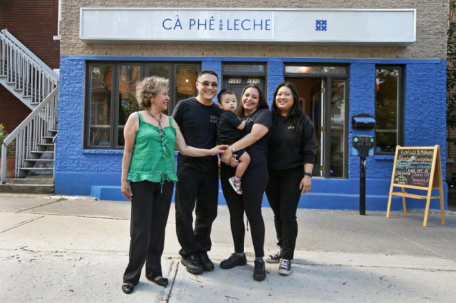 Gia đình Kim-Yasmin trước quán Cà phê Con Leche (anh Kim đứng thứ hai từ trái qua) - Ảnh: La Presse