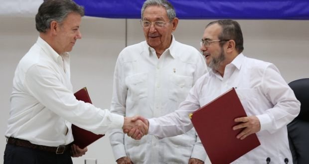 Chủ tịch Cuba Raul Castro (giữa) chứng kiến tổng thống Colombia Juan Manuel Santos (trái) bắt tay với lãnh đạo FARC Rodrigo Londono - Ảnh: Reuters