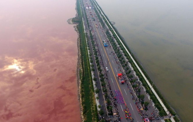 Hàng ngàn người tụ tập xem hồ nước đổi màu hôm 25-9 - Ảnh: CHINA DAILY