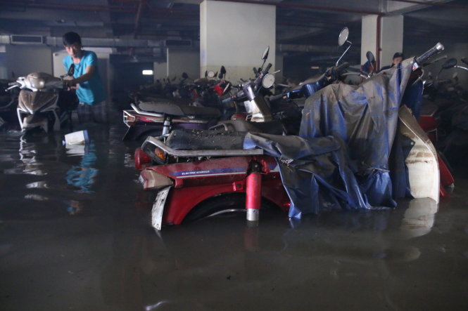 Hàng trăm chiếc xe vẫn còn nằm trong hầm ngập nước - Ảnh: Ngọc Hiển