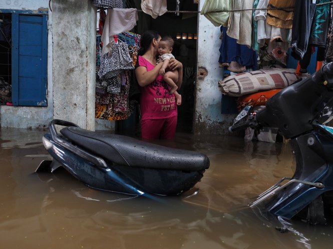 Tới trưa ngày 27-9, một khu nhà trọ trên đường Lương Định Của nước vẫn còn ngập sâu gần 1 mét - Ảnh: Cương Trần