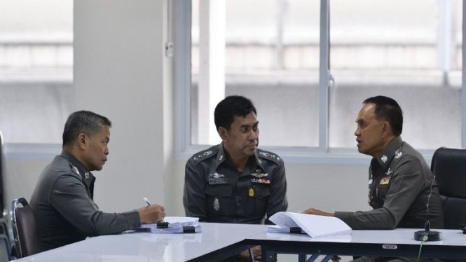 Cảnh sát trưởng Bangkok Sanit Mahathavorn (phải) làm việc với các nhân viên - Ảnh: AFP