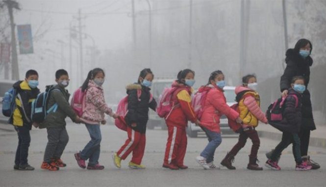 Học sinh đeo khẩu trang đi học vì không khí ô nhiễm tại Trung Quốc - Ảnh: AFP